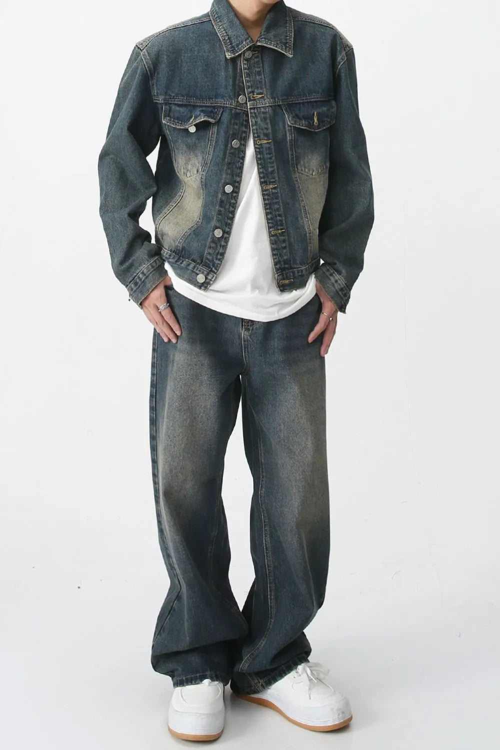 Baggy denim jeans with pockets from Plush Fashion Shop, featuring a relaxed fit and classic jean details.