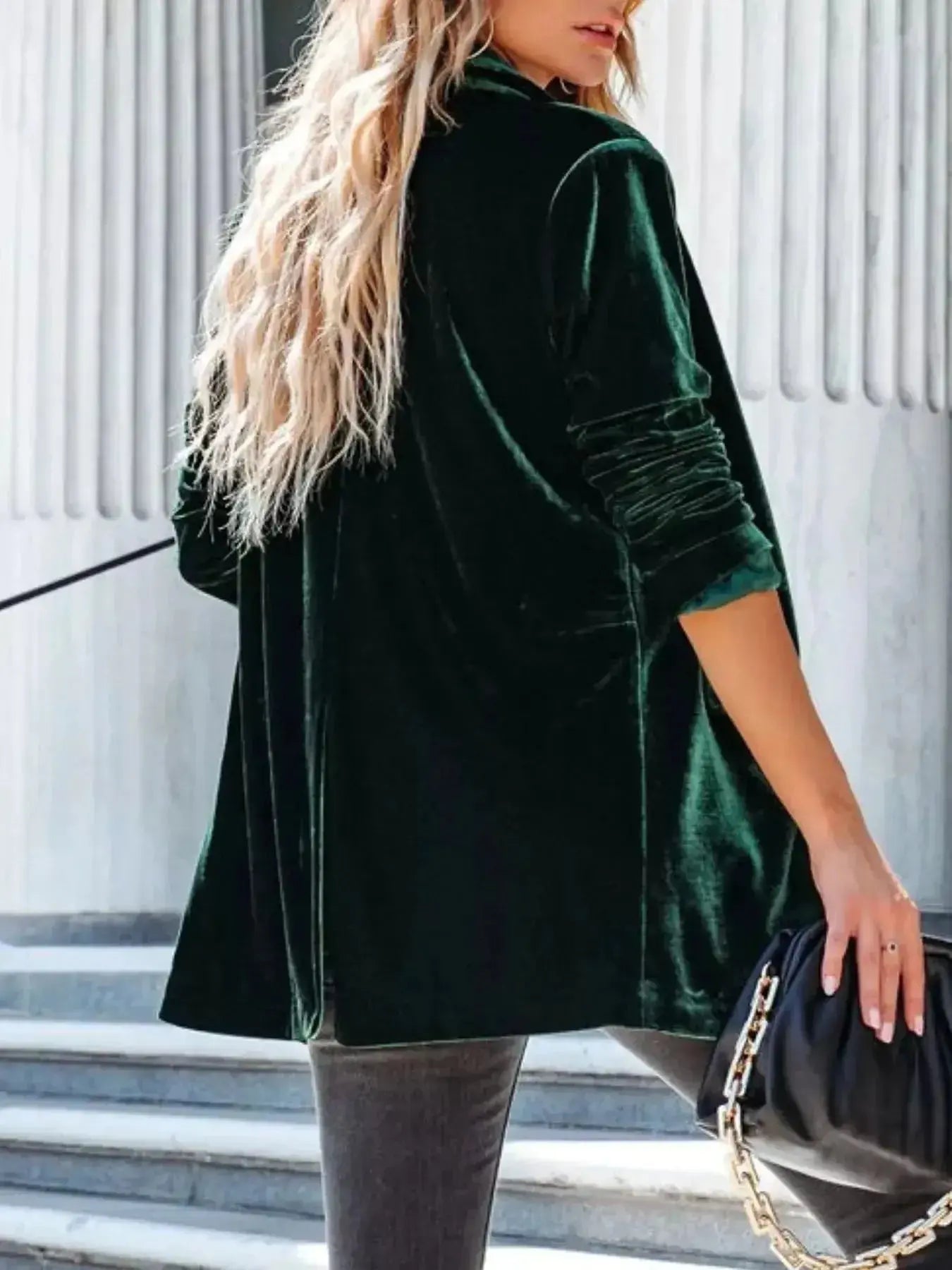 Velvet lightweight coat with one button, minimalist design, in a sophisticated style, featuring smooth fabric and tailored fit.