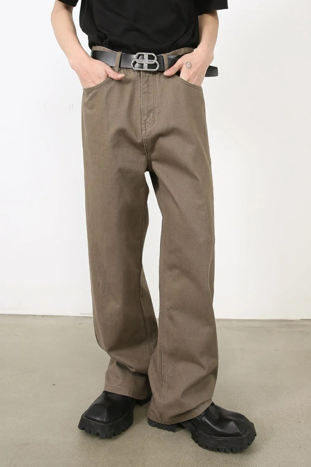 Men's baggy jeans with multiple pockets from Trendsi, featuring a relaxed fit and casual style, shown on a model.