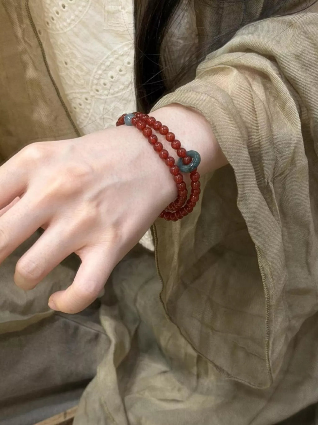 Double layered agate beaded bracelet featuring natural stone beads, stylish and versatile jewelry accessory from Trendsi.