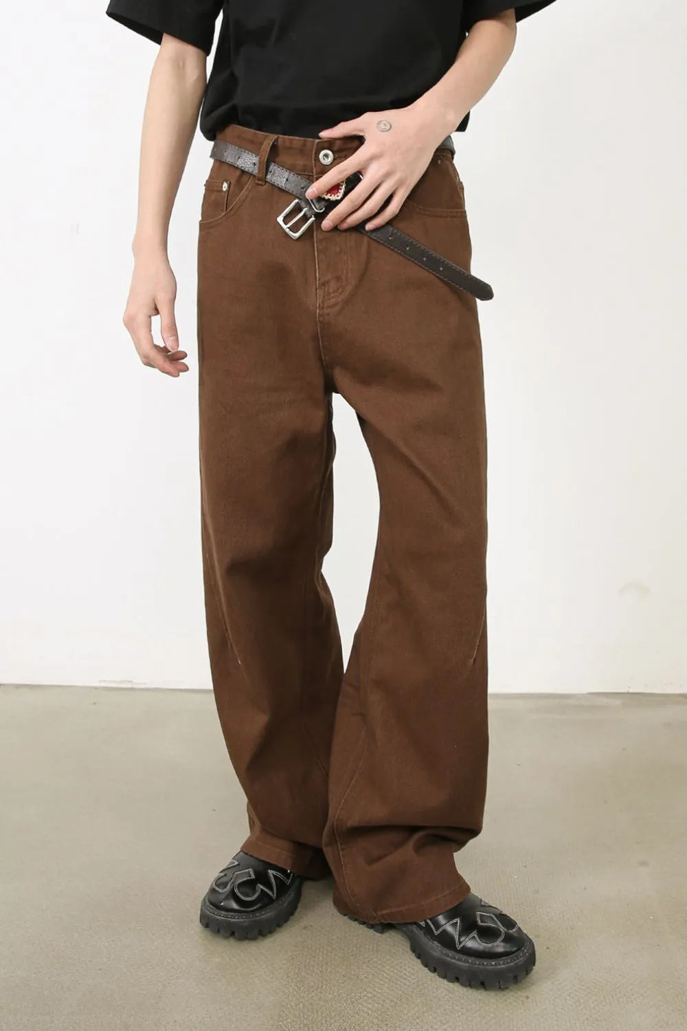 Men's loose fit jeans by Trendsi, showing the relaxed denim pants with classic five-pocket design and casual style.